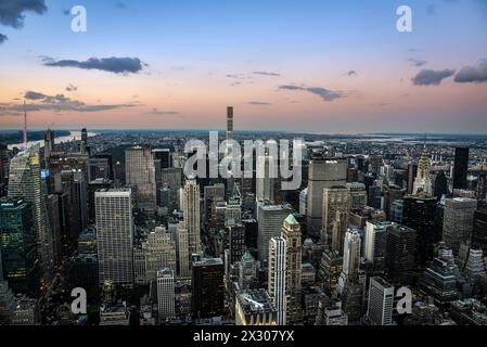 Iconici grattacieli di Manhattan visti dall'Empire State Building a Dusk Foto Stock