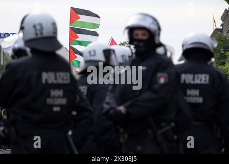 MIT einer pro-palästnensischen Demonstration in Berlin protestieren mehr als 1000 Menschen gegen das Verbot des Palästina-Kongress , der an diesem Wochenende in Berlin stattfinden sollte. während der Demonstration nahm die Polizei 6 Personen Fest. / Con una manifestazione pro-palestinese a Berlino, più di 1000 persone hanno protestato contro il divieto del Congresso palestinese , che avrebbe dovuto svolgersi a Berlino questo fine settimana. Durante la manifestazione, la polizia ha arrestato 6 persone. Fotografia istantanea/K.M.Krause *** con una manifestazione pro palestinese a Berlino, più di 1000 persone hanno protestato contro ag Foto Stock