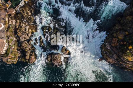 Herbstlicher Blick aus der Vogelperspektive auf den Rheinfall, sowie das Schloss Laufen am Rheinfall. (Neuhausen am Rheinfall, Svizzera, 23.11.2022) Foto Stock