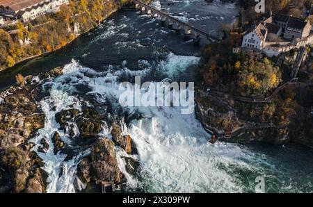 Herbstlicher Blick aus der Vogelperspektive auf den Rheinfall, sowie das Schloss Laufen am Rheinfall. (Neuhausen am Rheinfall, Svizzera, 23.11.2022) Foto Stock