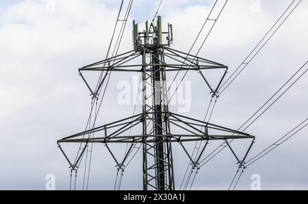 Opfikon, Schweiz - 19. Febbraio 2022: Strommasten mit Mobilfunktantenne in der Zürcher agglomeration. Foto Stock