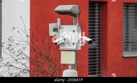 Opfikon, Schweiz - 19. Febbraio 2022: Überwachungskameras im Agglomerationsquartier Glattpark. Foto Stock