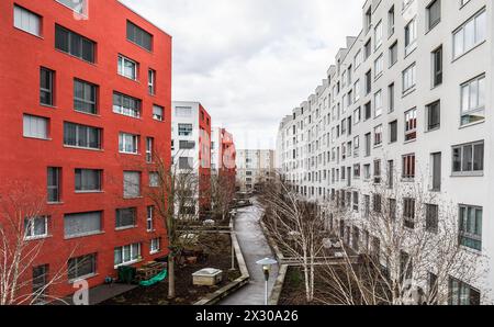 Opfikon, Schweiz - 19. Febbraio 2022: Gebäudefront von Wohnhäusern im Opfikoner Glattpark. Foto Stock