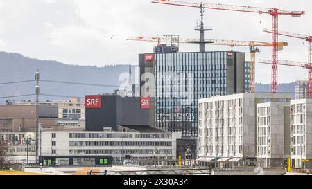 Opfikon, Schweiz - 19. Febbraio 2022: Blick auf den Opfiker Glattpark, den Hauptsitz des Schweizer radio und Fernsehen (SRF). Sowie zahlreiche Baukräne Foto Stock