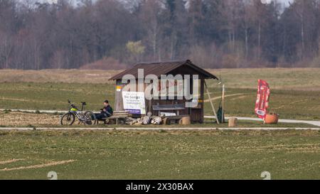 Zürich, Schweiz - 12. März 2022: Ein Mann sitzt auf einer Bank und geniesst die ersten wärmenden Sonnenstrahlen des herannahenden Frühlings. Foto Stock