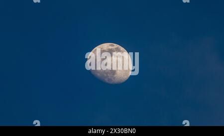 Oberglatt, Schweiz - 14. März 2022: Der Abendnehmende Mond kurz vor Frühlingsbeginn in der Abenddämmerung. Foto Stock