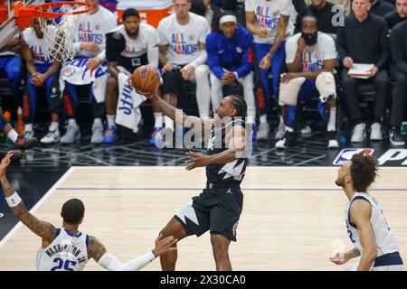 Los Angeles, Stati Uniti. 23 aprile 2024. Kawhi Leonard (C) dei Los Angeles Clippers va al basket durante la partita di playoff del primo turno NBA tra i Los Angeles Clippers e i Dallas Mavericks a Los Angeles, negli Stati Uniti, il 23 aprile 2024. Crediti: Zhao Hanrong/Xinhua/Alamy Live News Foto Stock