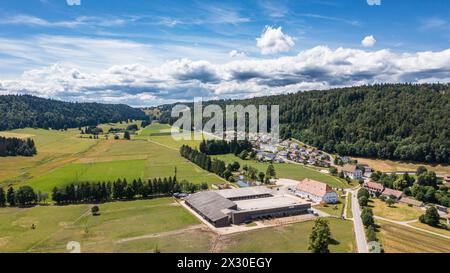 Der Berner Jura Hat eine wunderschöne Landschaft, ist nicht dicht besiedelt und verhältnismässig weitläufig. über dem angrenzenden Frankreiche bilden Foto Stock