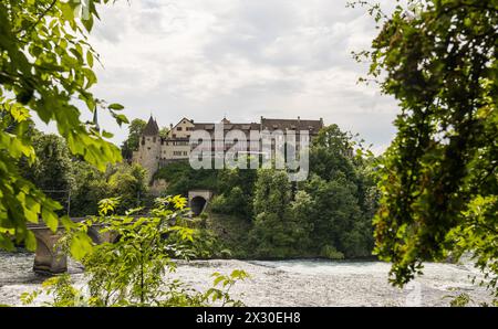 DAS Zürcher Schloss Laufen steht oberhalb des Rheinfalls und ist eine Touristenattraktion. (Laufen-Uhwiesen, Schweiz, 16.05.2022) Foto Stock