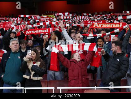 Londra, Regno Unito. 23 aprile 2024. Tifosi dell'Arsenal durante la partita di Premier League all'Emirates Stadium di Londra. Il credito per immagini dovrebbe essere: David Klein/Sportimage Credit: Sportimage Ltd/Alamy Live News Foto Stock