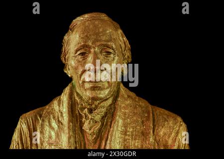 Statua di bronzo scintillante di H C Andersen su sfondo nero, Odense, Danimarca, 19 aprile 2024 Foto Stock