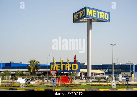 Antalya, Turchia - 29 marzo 2024: Negozio di alimentari all'ingrosso di metro Foto Stock