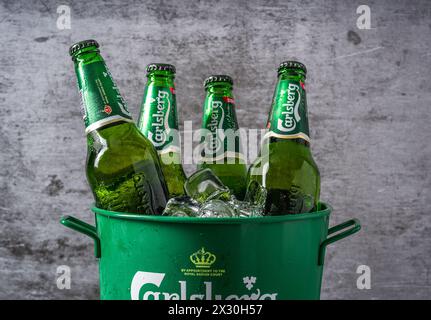Antalya, Turchia – 4 aprile 2024: Bottiglie di birra Carlsberg in secchio con ghiaccio Foto Stock