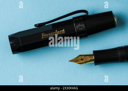 Antalya, Turchia - 22 aprile 2024: Stilografica Kaweco Classic Sport in nero con la sua scatola su sfondo blu Foto Stock