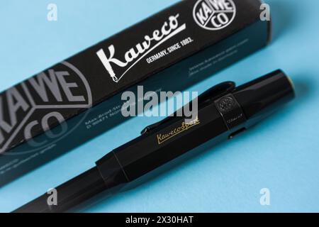 Antalya, Turchia - 22 aprile 2024: Stilografica Kaweco Classic Sport in nero con la sua scatola su sfondo blu Foto Stock