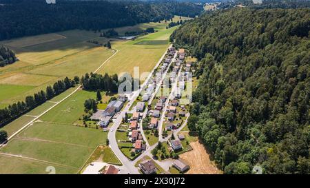 AM Südhang in Richtung Sonne blickend stehen in der bern-jurassischen Gemeine Bellaley Saicourt zahlreiche Einfamilienhäuser. (Bellelay Saicourt, Schw Foto Stock