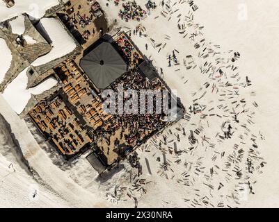 Vista aerea con drone di persone che amano l'apres-ski. Apres sciare in uno chalet bar di montagna a les deux alpes. Persone che ballano in un bar di montagna nelle piste da sci Foto Stock