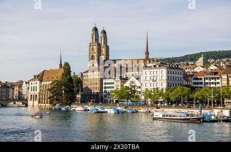 Die Kirche mit den zwei Türmen ist die reformierte Kirche Grossmünster. Nicht nur eine Sehenswürdigkeit, sondern auch eine Art Wahrzeichen der Stadt Z Foto Stock