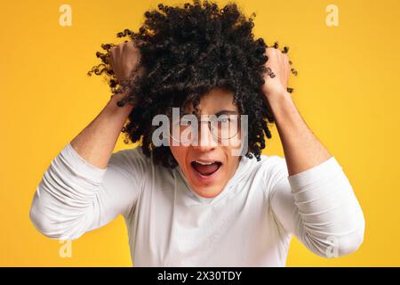 Il pianto uomo con capelli cespuglioso avendo problemi Foto Stock