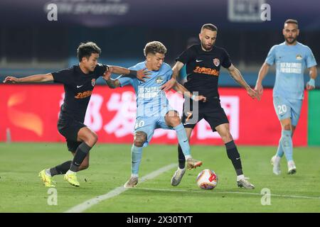 L'Henan Jiuzu Dukang Football Club ha sconfitto il Qingdao Hainiu Football Club con 1-0 al settimo turno della Chinese Super League (CSL) 2024 a Zhengzh Foto Stock
