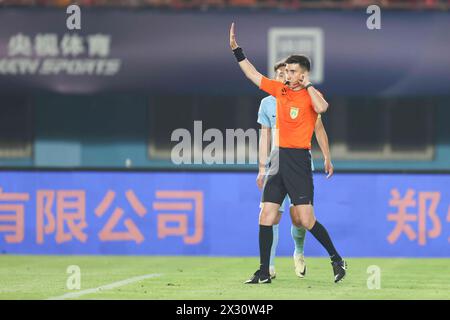 L'Henan Jiuzu Dukang Football Club ha sconfitto il Qingdao Hainiu Football Club con 1-0 al settimo turno della Chinese Super League (CSL) 2024 a Zhengzh Foto Stock