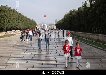 Ankara, Turchia. 23 aprile 2024. La gente cammina verso Anitkabir. 23 aprile la sovranità nazionale e la giornata dei bambini, che Ataturk ha presentato ai bambini, è stata celebrata in tutta la Turchia. Anitkabir, dove si trova il mausoleo di Mustafa Kemal Ataturk, è stato visitato da 111 mila 527 persone il 23 aprile la sovranità nazionale e la giornata dei bambini. Credito: SOPA Images Limited/Alamy Live News Foto Stock