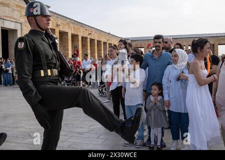 Ankara, Turchia. 23 aprile 2024. Bambini e famiglie guardano i soldati che marciano. 23 aprile la sovranità nazionale e la giornata dei bambini, che Ataturk ha presentato ai bambini, è stata celebrata in tutta la Turchia. Anitkabir, dove si trova il mausoleo di Mustafa Kemal Ataturk, è stato visitato da 111 mila 527 persone il 23 aprile la sovranità nazionale e la giornata dei bambini. Credito: SOPA Images Limited/Alamy Live News Foto Stock