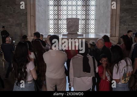 Ankara, Turchia. 23 aprile 2024. I visitatori pregano al mausoleo di Ataturk. 23 aprile la sovranità nazionale e la giornata dei bambini, che Ataturk ha presentato ai bambini, è stata celebrata in tutta la Turchia. Anitkabir, dove si trova il mausoleo di Mustafa Kemal Ataturk, è stato visitato da 111 mila 527 persone il 23 aprile la sovranità nazionale e la giornata dei bambini. Credito: SOPA Images Limited/Alamy Live News Foto Stock