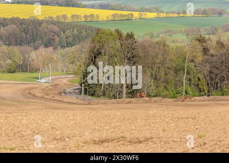 240424BauarbeitenK7132 ID News: EN 2024-04-24 Umfangreiche Bauarbeiten an K7132 Bauarbeiten auch an kreuzender Bahnstrecke Sehmatal-Sehma. Auf der Kreisstraße 7132 finden aktuell umfangreiche Bauarbeiten statt. Unter Vollsperrung wird hier die Straße, welche die Ortschaften Sehmatal-Sehma und Waltehrsdorf verbindet, grundhaft ausgebaut. Dazu soll die Fahrbahn verbreitert und enge Kurven entfernt werden. für den Ausbau mussten auch zirka 60 Straßenbäume entfernt werden. Bislang War Die Straße für Lastkraftwagen nicht geeignet. Dies soll sich zukünftig ändern. Nach Beendigung der Bauarbeiten, noi Foto Stock