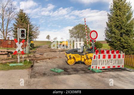 240424BauarbeitenK7132 ID News: EN 2024-04-24 Umfangreiche Bauarbeiten an K7132 Bauarbeiten auch an kreuzender Bahnstrecke Sehmatal-Sehma. Auf der Kreisstraße 7132 finden aktuell umfangreiche Bauarbeiten statt. Unter Vollsperrung wird hier die Straße, welche die Ortschaften Sehmatal-Sehma und Waltehrsdorf verbindet, grundhaft ausgebaut. Dazu soll die Fahrbahn verbreitert und enge Kurven entfernt werden. für den Ausbau mussten auch zirka 60 Straßenbäume entfernt werden. Bislang War Die Straße für Lastkraftwagen nicht geeignet. Dies soll sich zukünftig ändern. Nach Beendigung der Bauarbeiten, noi Foto Stock