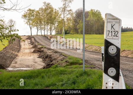 240424BauarbeitenK7132 ID News: EN 2024-04-24 Umfangreiche Bauarbeiten an K7132 Bauarbeiten auch an kreuzender Bahnstrecke Sehmatal-Sehma. Auf der Kreisstraße 7132 finden aktuell umfangreiche Bauarbeiten statt. Unter Vollsperrung wird hier die Straße, welche die Ortschaften Sehmatal-Sehma und Waltehrsdorf verbindet, grundhaft ausgebaut. Dazu soll die Fahrbahn verbreitert und enge Kurven entfernt werden. für den Ausbau mussten auch zirka 60 Straßenbäume entfernt werden. Bislang War Die Straße für Lastkraftwagen nicht geeignet. Dies soll sich zukünftig ändern. Nach Beendigung der Bauarbeiten, noi Foto Stock