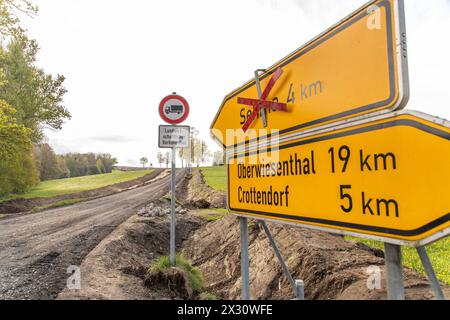 240424BauarbeitenK7132 ID News: EN 2024-04-24 Umfangreiche Bauarbeiten an K7132 Bauarbeiten auch an kreuzender Bahnstrecke Sehmatal-Sehma. Auf der Kreisstraße 7132 finden aktuell umfangreiche Bauarbeiten statt. Unter Vollsperrung wird hier die Straße, welche die Ortschaften Sehmatal-Sehma und Waltehrsdorf verbindet, grundhaft ausgebaut. Dazu soll die Fahrbahn verbreitert und enge Kurven entfernt werden. für den Ausbau mussten auch zirka 60 Straßenbäume entfernt werden. Bislang War Die Straße für Lastkraftwagen nicht geeignet. Dies soll sich zukünftig ändern. Nach Beendigung der Bauarbeiten, noi Foto Stock