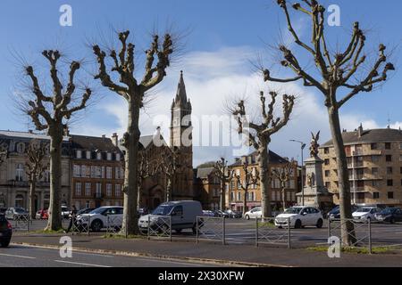 SEDAN, FRANCIA, 4 APRILE 2024: Vista sulla strada della città di Sedan da Av. De Verdun di edifici su Place Crussy e parcheggio. Sedan è un turista popolare Foto Stock