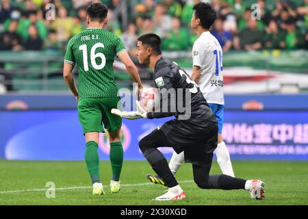 Il Beijing Guoan Football Club ha sconfitto il Qingdao West Coast Football Club con 4-1 nel settimo turno della Chinese Super League (CSL) 2024 a Pechino, Foto Stock