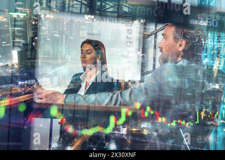 L'uomo d'affari lavora al trading di grafici azionari su un computer Foto Stock