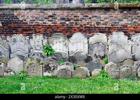 Fila di lapidi tombe, lapidi a St John at Hackney Church Gardens East London E8 UK Great Britain KATHY DEWITT Foto Stock