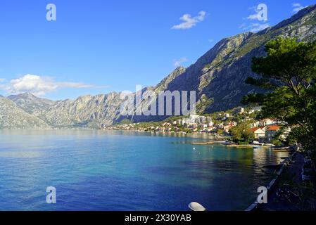 La città di Dobrota sulle rive del Mare Adriatico e le maestose montagne di Cattaro alle sue spalle - vista dalla Chiesa di San Matteo (Montenegro) Foto Stock