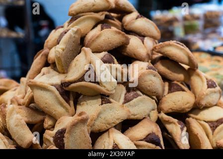 Hamantashen appena sfornato, biscotti triangolari ripieni di cioccolato o marmellata, tradizionalmente consumati dagli ebrei durante la celebrazione di Purim. Foto Stock