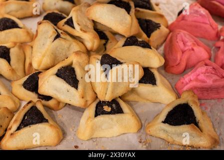 Hamantashen appena sfornato, biscotti triangolari ripieni di cioccolato o marmellata, tradizionalmente consumati dagli ebrei durante la celebrazione di Purim. Foto Stock