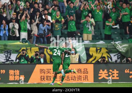 Il Beijing Guoan Football Club ha sconfitto il Qingdao West Coast Football Club con 4-1 nel settimo turno della Chinese Super League (CSL) 2024 a Pechino, Foto Stock