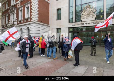 Londra, Regno Unito. 23 aprile 2024. I sostenitori dell'attivista di estrema destra Stephen Yaxley-Lennon, meglio conosciuto come Tommy Robinson, attendono fuori dalla Westminster Magistrates Court durante un'udienza per stabilire se ha violato un ordine di dispersione ai sensi della sezione 35 del Crime and Policing Act 2014 durante una marcia antisemitista a Westminster lo scorso novembre. Un giudice distrettuale lo assolse poco dopo, stabilendo che il potere usato contro di lui dalla polizia metropolitana non era stato legalmente autorizzato. Crediti: Mark Kerrison/Alamy Live News Foto Stock