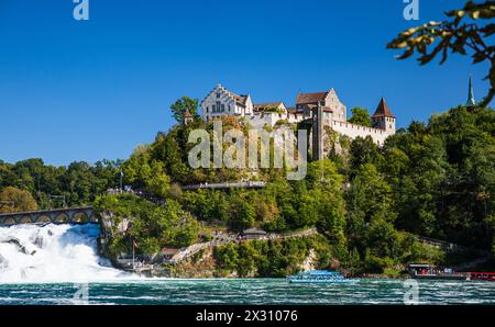 DAS Schloss Laufen liegt auf dem Gebiet des Kanton Zürich. Heute ist es ein Touristenmagnet. (Neuhausen am Rheinfall, Svizzera, 10.08.2022) Foto Stock