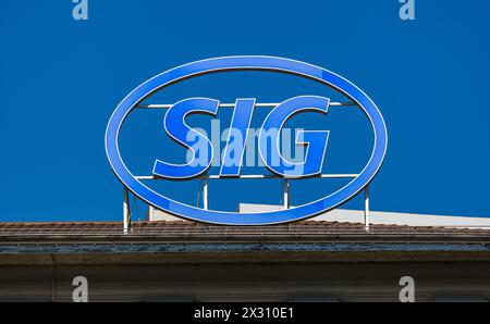 Logo von SIG Combibloc Services im schaffhausischen Neuhausen am Rheinfall in der Schweiz. (Neuhausen am Rheinfall, Svizzera, 10.08.2022) Foto Stock