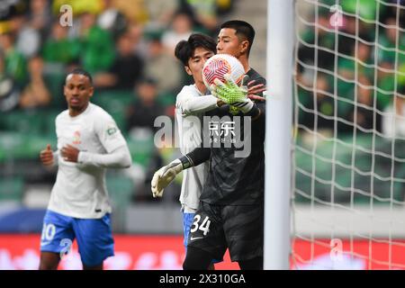 Il Beijing Guoan Football Club ha sconfitto il Qingdao West Coast Football Club con 4-1 nel settimo turno della Chinese Super League (CSL) 2024 a Pechino, Foto Stock