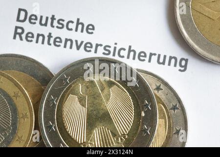 Berlino, Germania. 24 aprile 2024. Le monete si trovano su una scheda informativa della Deutsche Rentenversicherung. Mercoledì il governo federale lancerà l'aumento delle pensioni previsto per luglio. Le pensioni di circa 21 milioni di pensionati aumenteranno del 4,57%. Credito: Fernando Gutierrez-Juarez/dpa/Alamy Live News Foto Stock