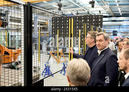 DATA RECORD NON DICHIARATA Augsburg, Baviera, Germania - 24 aprile 2024: Il Ministro Presidente della Baviera Dr. Markus Söder visita la presentazione della rete ai di Augusta. Sala di ricerca AI 43 dell'Università di Augusta *** Ministerpräsident von Bayern Dr. Markus Söder zu Besuch bei der Präsentation des KI-Netzwerks Augsburg. KI-Forschungshalle Halle 43 der Universität Augsburg Foto Stock