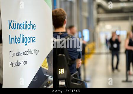DATA RECORD NON DICHIARATA Augsburg, Baviera, Germania - 24 aprile 2024: Il Ministro Presidente della Baviera Dr. Markus Söder visita la presentazione della rete ai di Augusta. Sala di ricerca AI 43 dell'Università di Augusta *** Ministerpräsident von Bayern Dr. Markus Söder zu Besuch bei der Präsentation des KI-Netzwerks Augsburg. KI-Forschungshalle Halle 43 der Universität Augsburg Foto Stock