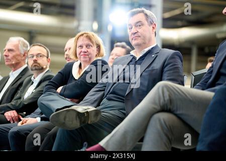 DATA RECORD NON DICHIARATA Augsburg, Baviera, Germania - 24 aprile 2024: Il Ministro Presidente della Baviera Dr. Markus Söder visita la presentazione della rete ai di Augusta. Sala di ricerca AI 43 dell'Università di Augusta *** Ministerpräsident von Bayern Dr. Markus Söder zu Besuch bei der Präsentation des KI-Netzwerks Augsburg. KI-Forschungshalle Halle 43 der Universität Augsburg Foto Stock