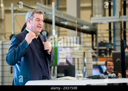 DATA RECORD NON DICHIARATA Augsburg, Baviera, Germania - 24 aprile 2024: Il Ministro Presidente della Baviera Dr. Markus Söder visita la presentazione della rete ai di Augusta. Sala di ricerca AI 43 dell'Università di Augusta *** Ministerpräsident von Bayern Dr. Markus Söder zu Besuch bei der Präsentation des KI-Netzwerks Augsburg. KI-Forschungshalle Halle 43 der Universität Augsburg Foto Stock