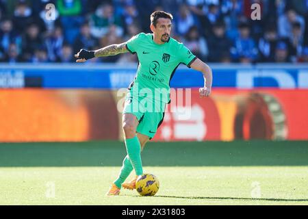 Stefan Savic dell'Atletico de Madrid con il pallone durante la partita LaLiga EA Sports tra il Deportivo Alaves e l'Atletico de Madrid a Mendizorrotza St Foto Stock